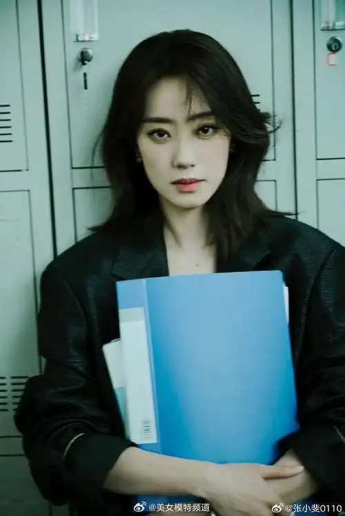 张小斐酷飒办公室大片释出西装长靴独立清冷感拉满