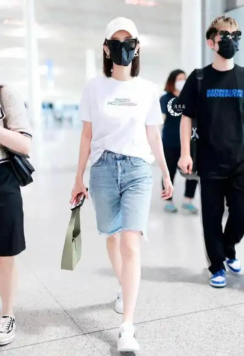 李一桐最新私服穿搭白t恤搭配牛仔短裤潮酷十足实用潇洒