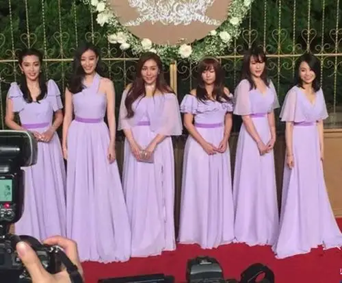 今日,黄晓明和angelababy在上海举行婚礼,新娘的伴娘们也陆续抵达饭店