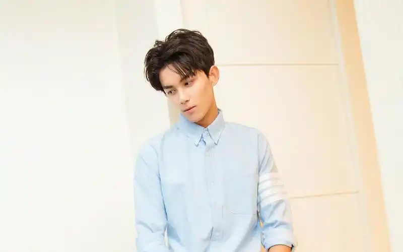 帅气有型的吴磊时尚写真