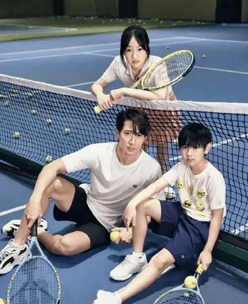 吴尊晒一家四口出游照11岁neinei个头赶上妈妈身高已超一米七