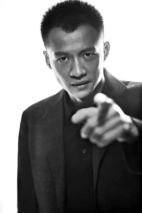 唐曾曝质感写真眼神犀利诠释男人本色