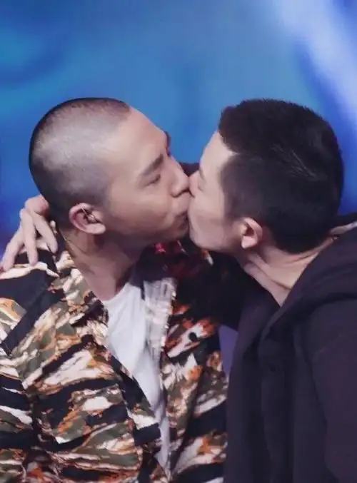 他专门写了一首歌吐槽老婆花心