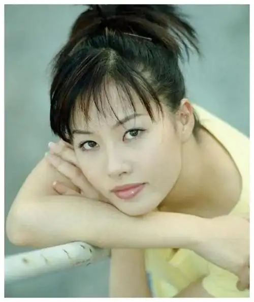 90年代韩国女星金喜善让人眼前一亮