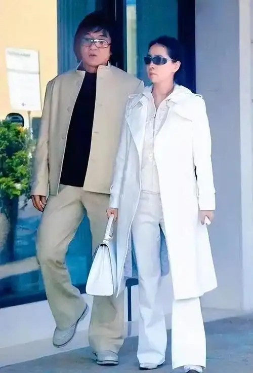 成龙老婆林凤娇罕见露面70岁依旧优雅迷人难怪将成龙拿捏稳稳