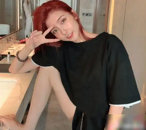 王思聪前女友豆得儿发布最新减肥照片颜值和身材重回巅峰