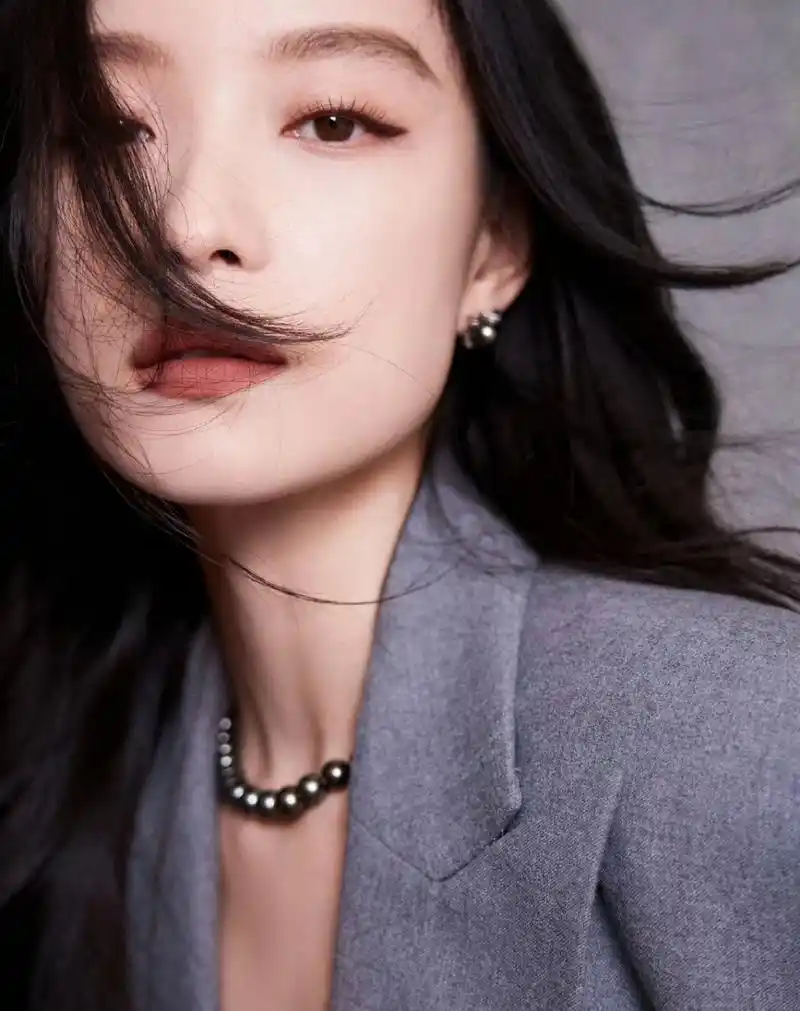 倪妮上线营业,表情冷淡眼神忧郁,清汤寡水的发型自然零散松弛感十足