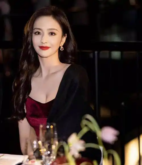 佟丽娅风华绝代,一袭红色丝绒鱼尾裙巧笑倩兮,眉目传情_新疆_女性