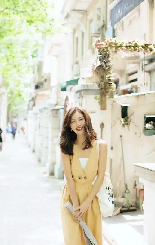 简介:傅晶性感迷人夏日写真图片,分享一组傅晶图片给大家,图中的明星