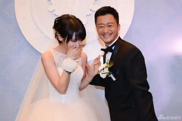 吴京谢楠婚礼甜蜜亲吻 新娘有孕秀鸽子蛋_新浪图片