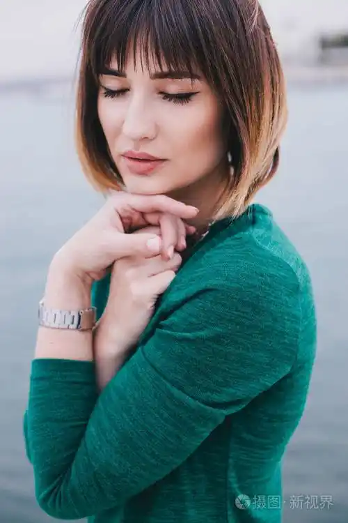 年轻漂亮的女人,穿一件绿色的衣服