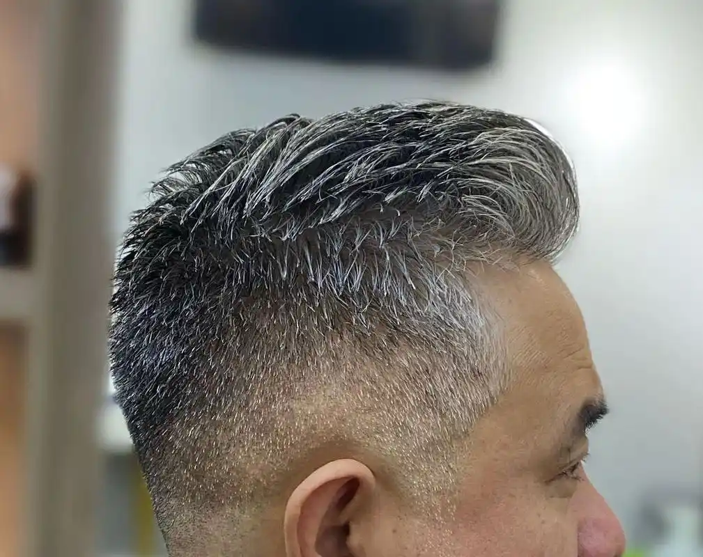 气质大叔必备发型:油头 花白头发配油头,真绝了,看着很有感觉