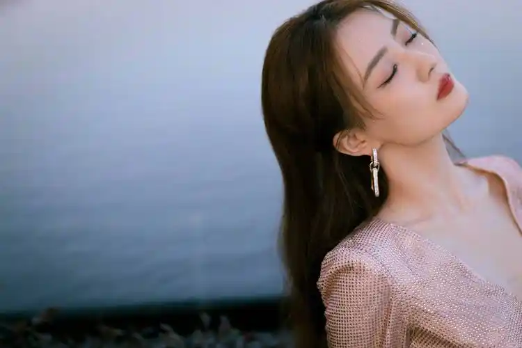 原创徐璐露背鱼尾裙宛若美人鱼时尚撩人