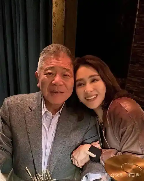 而另一张照片则是黎姿收到老公送的鲜花,心意卡上写有"to my