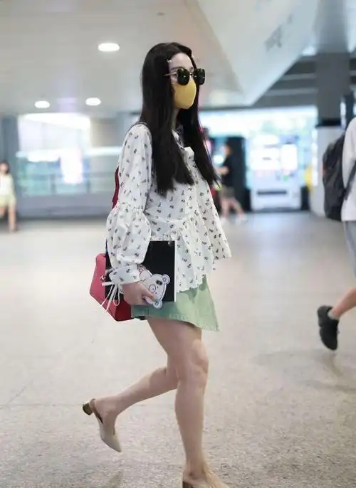 范冰冰穿波点衬衫搭配绿色短裙秀细腿犹如学生妹真会扮嫩