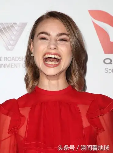 露西·弗莱出席活动,现场豪放大笑动作夸张!