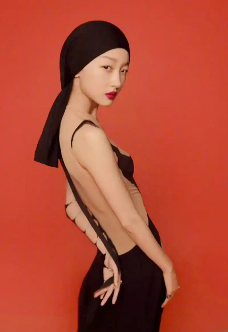 周冬雨的照片让我想起了黄安的歌曲《万物皆红》,"青春就是一切,你