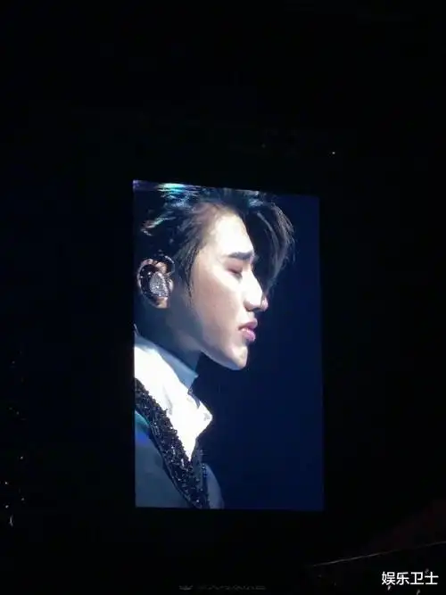 蔡徐坤演唱会上落泪,全场大合唱《情人》太感人,却与辣妹过度亲密惹不