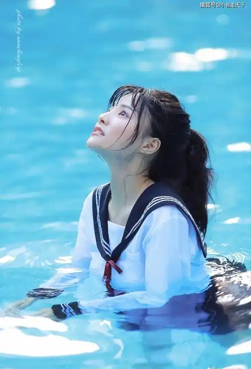 校花学生制服水中优雅写真