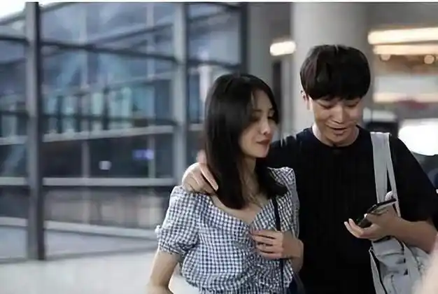 郑爽近照曝光整容如同改头换脸已无财产可执行眼神呆滞无光