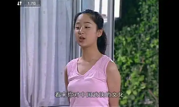 2004年因在大型电视情景喜剧《家有儿女》中饰演长女夏雪而被广大观众