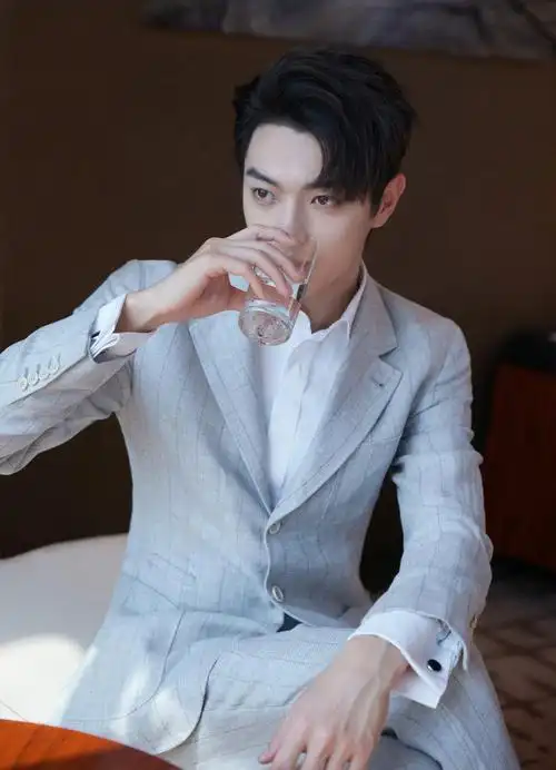 许凯今日活动造型9615 一身灰色格纹西装造型,清爽又帅气!