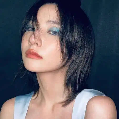 赵粤新风格上线,蓝色眼影妆氛围感满满,短发长发随意切换魅力百变