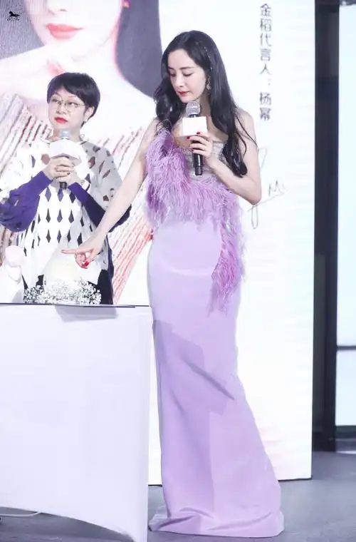 杨幂抹胸绸缎羽毛裙