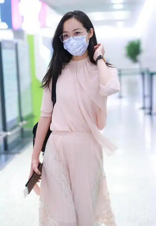 韩雪的五官不算精致但身材比例真不错穿着高级礼服更显气质