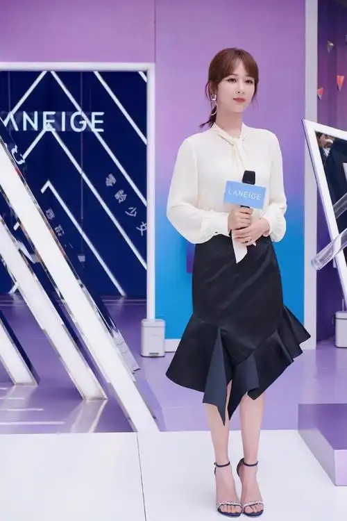 杨紫走"成熟风"也很迷人,穿黑色紧身裙化浓妆,真有"大人样"