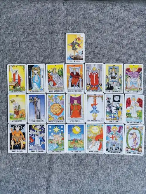 塔罗牌一般由22张大阿卡纳和56张小阿卡纳组成,共78张,每张都配有独特