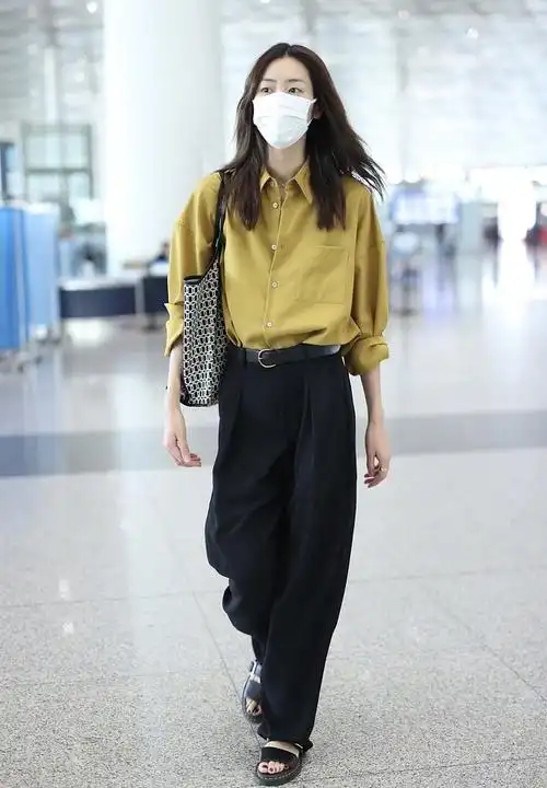 来自: ivy-晓 2021-06-17 15:11:12 悠然米拉 今晨, #刘雯# 身穿姜