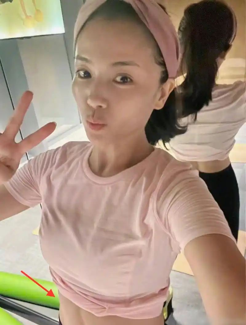 44岁刘涛晒健身美照,秀小蛮腰马甲线抢镜,四肢纤细修长令人羡慕