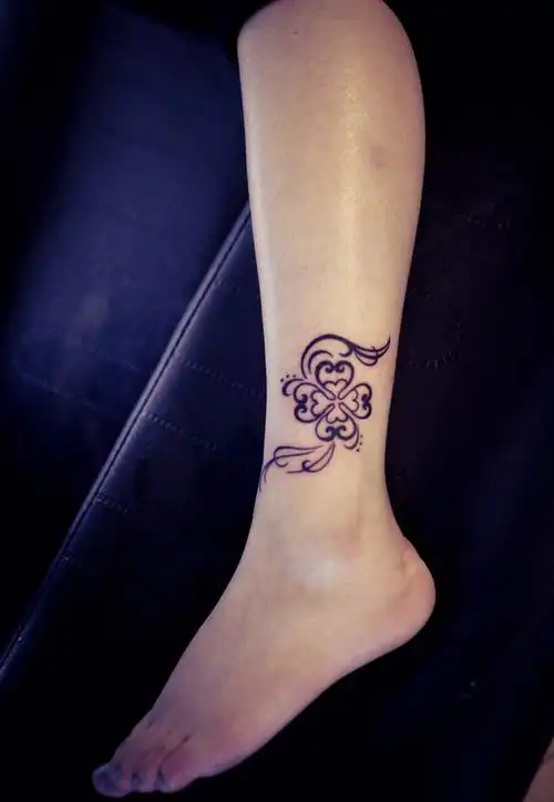 广州高女士小腿部炫舞小花的纹身图案