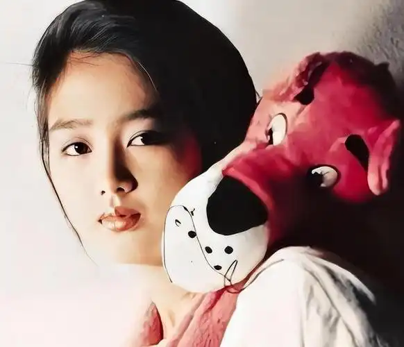 少女时期的朱丽倩美到令人挪不开视线难怪被天王刘德华宠30年