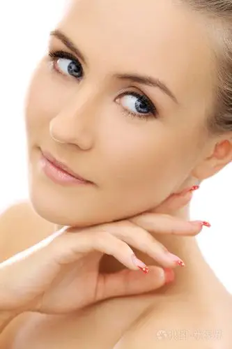 完美的脸蛋的漂亮女孩