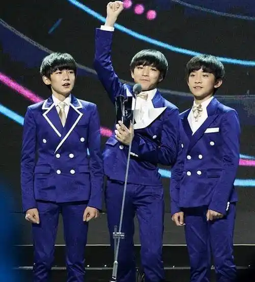 tfboys深夜同时更博,看清内容那刻,全网沸腾了!_图片_感情_回应