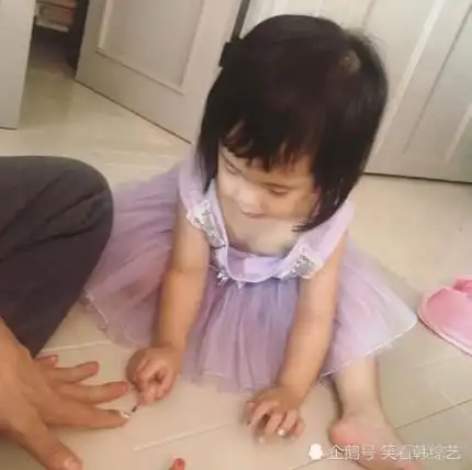 演员柳真分享了两个女儿的日常生活姐妹俩专注的样子非常可爱