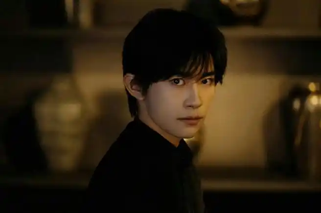 易烊千玺黑西装写真