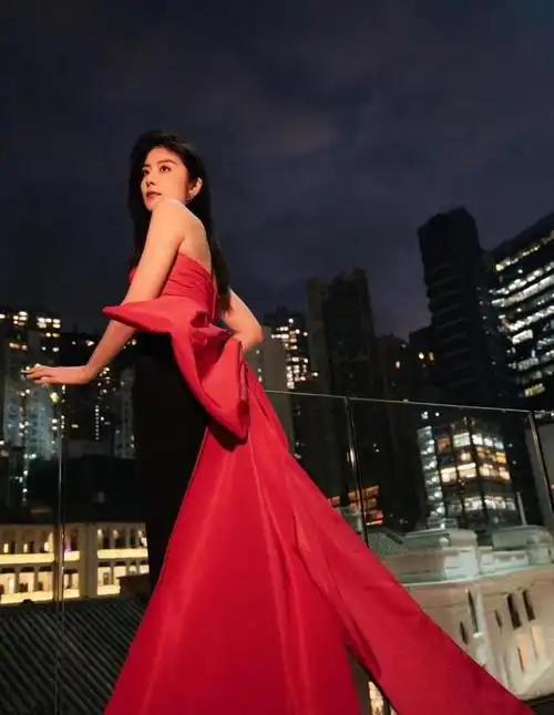 49岁陈慧琳状态真好!穿红裙艳而不俗,未褪去"绝世佳人"的美誉