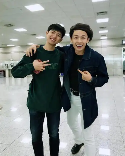 李现李鸿其再度同框一个斯文帅气风度翩翩一个逗逼搞笑超可爱