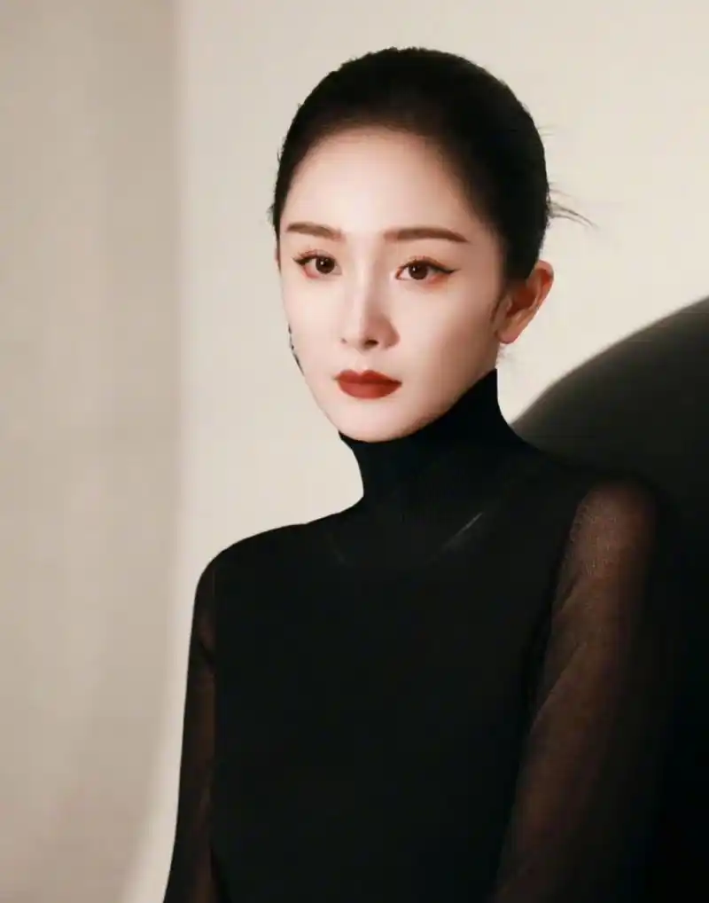 杨幂拍杂志,露额头的盘发高级感十足,她的头型没想到那么圆润接近完美