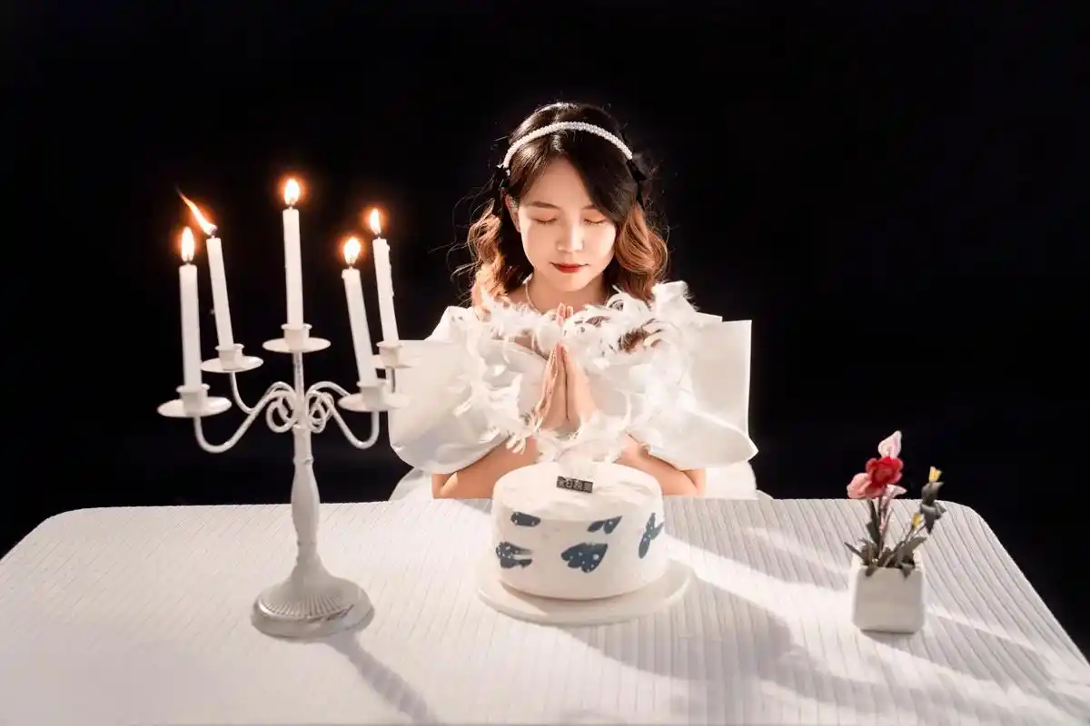 少女对着蛋糕许愿我要成为自己的光