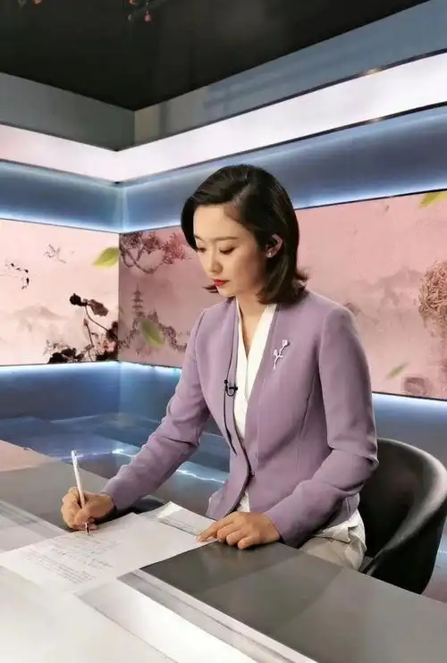 等着我寻人团团长李七月在家搭演播室她的新节目要开播