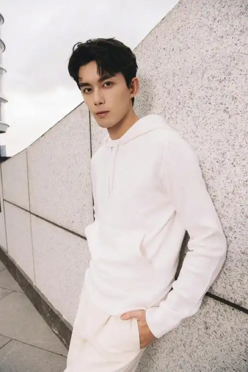 时尚##吴磊白色卫衣造型十宫格plog#吴磊最新大片最新,all white运动