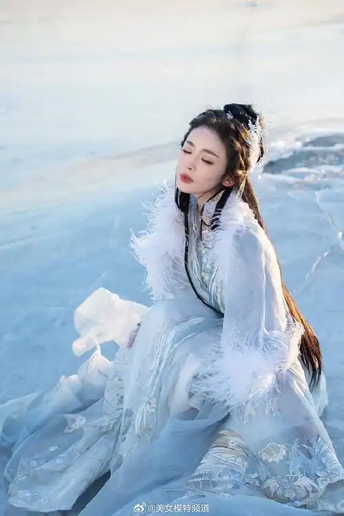 古力娜扎冰面仙羽写真释出 一袭古装白衣好似仙女下凡__财经头条