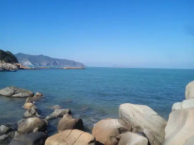 满是大石头的海滩风景还是很好的,海水也够蓝够清澈