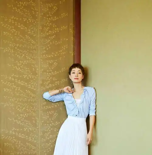 45岁的马伊琍现身机场大花裤配白色衬衫独自推行李太心酸了