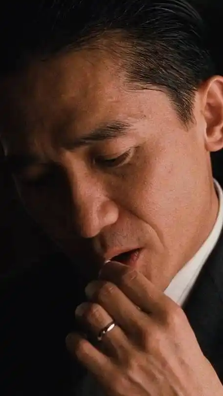 不用台词,只用眼神的男演员只有梁朝伟;刘嘉玲在上节目说,梁经常让她