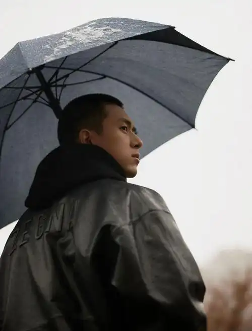 李现衣品真高级,寸头造型,黑色卫衣搭配皮夹克,硬汉风野性十足